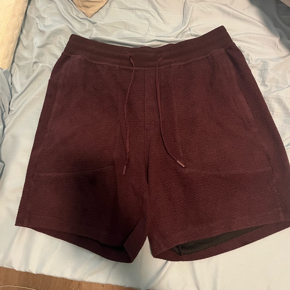 Men’s L lululemon shorts maroon